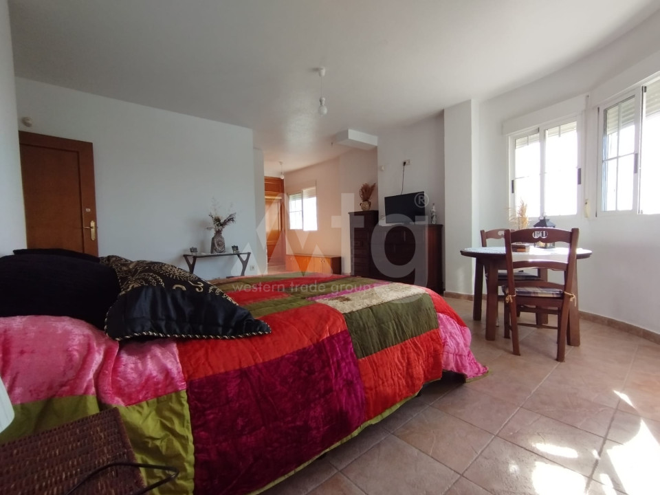 Vilă cu 6 dormitoare în Torrevieja - MRQ55441 - 16