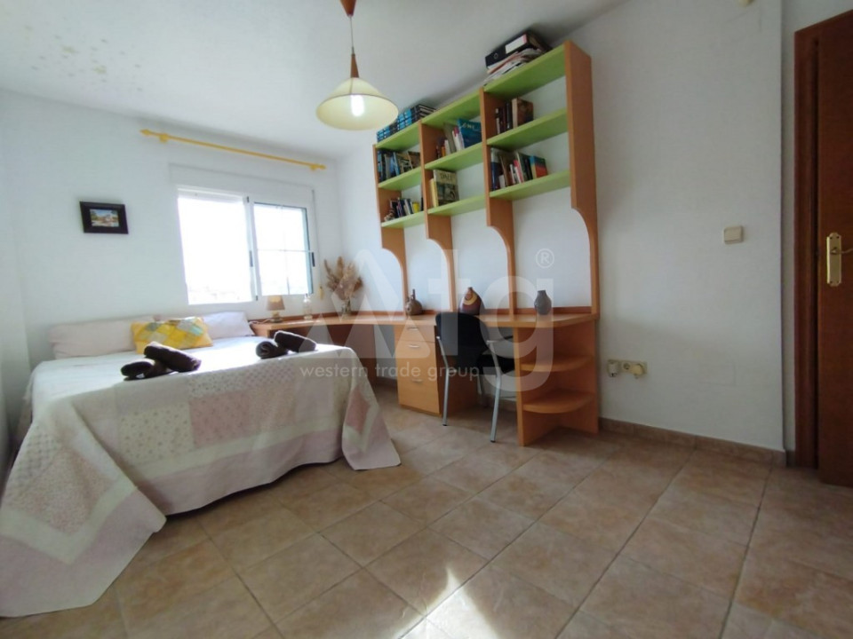 Vilă cu 6 dormitoare în Torrevieja - MRQ59096 - 12