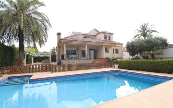 https://wtgspain.com/small/8-loznice-villa-v-mil-palmeras-id-crr53943-1561332.jpg