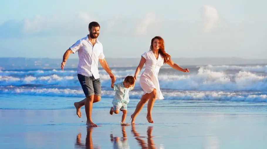 Family at the Beach (Photo sourced from free stock)