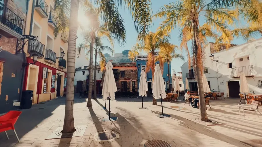 Calle típica de Dénia, Costa Blanca, España