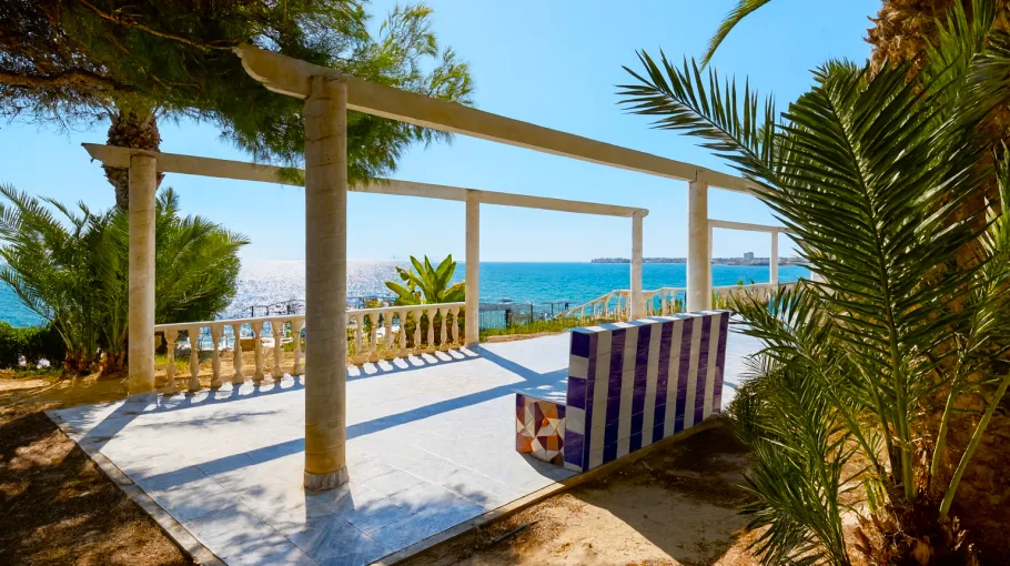 La promenade de Punta Prima, Espagne