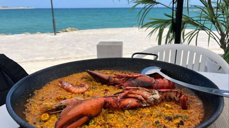 Paella mit Meeresfrüchten in einem Küstenrestaurant in El Campello, Spanien