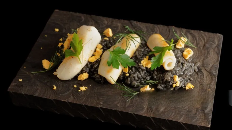 Plato “Arroz negro” en uno de los restaurantes de Torrevieja, España
